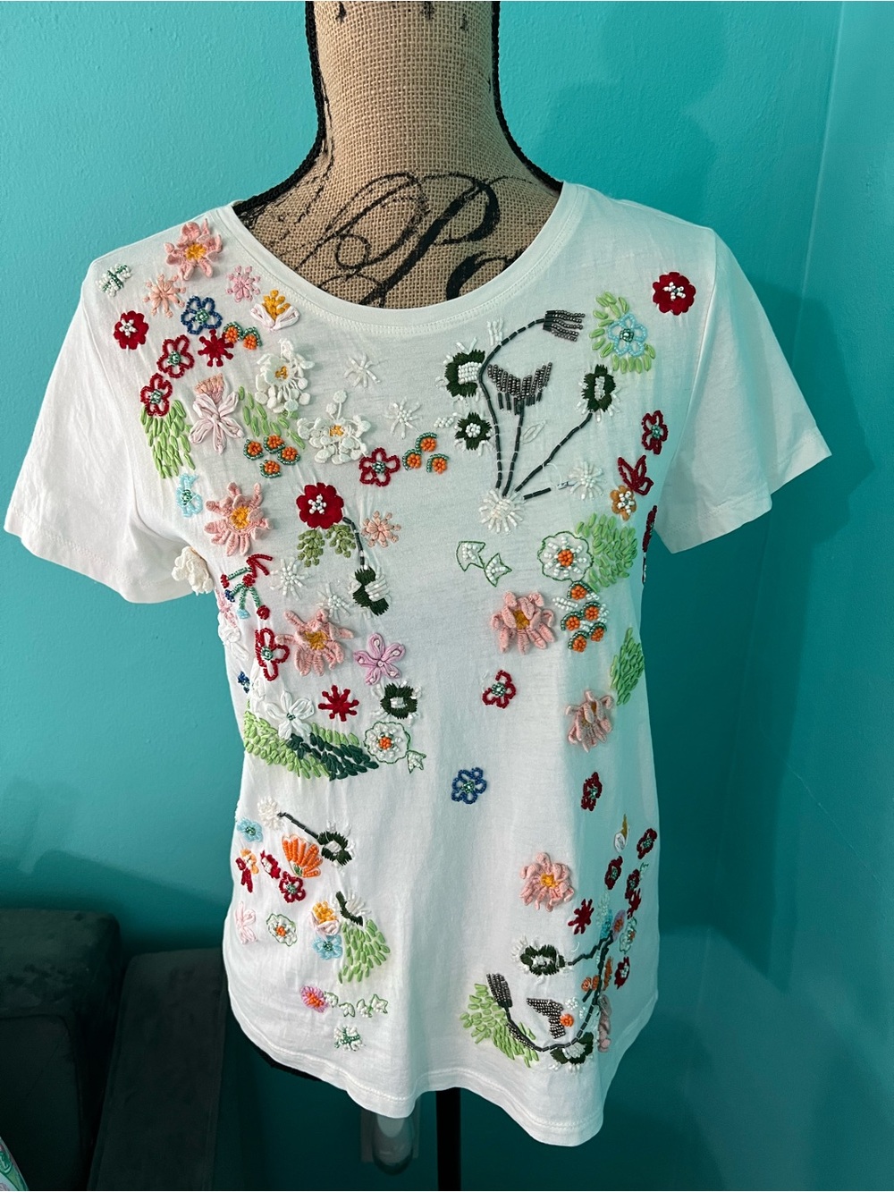 EUC Alice + Olivia Short Sleeve T-shirt w/Embroidery and Sequins Size Medium